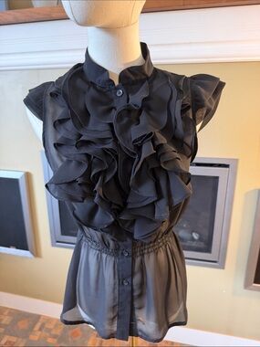 NWOT Romeo & Juliet Couture Black Sleeveless Ruffle Front Blouse